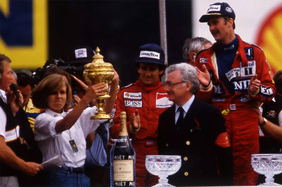 Virginia Williams levanta a taça da vitória do GP da Grã-Bretanha de 1986 pela Williams