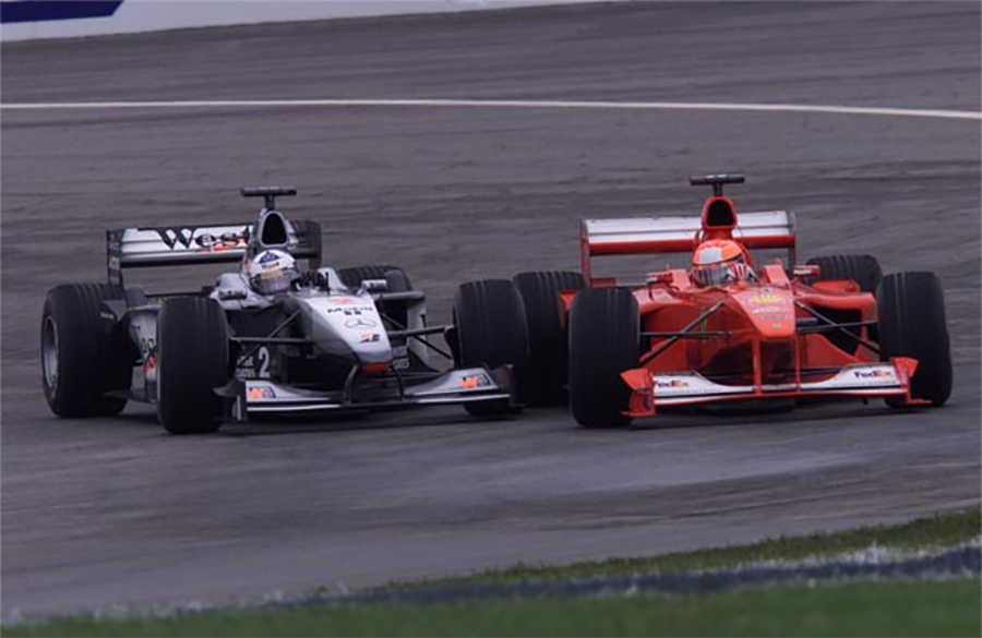 Schumacher e Coulthard dividem curva no GP dos EUA de 2000