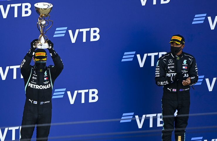 Hamilton observa o vencedor do GP da Rússia, Bottas, no pódio