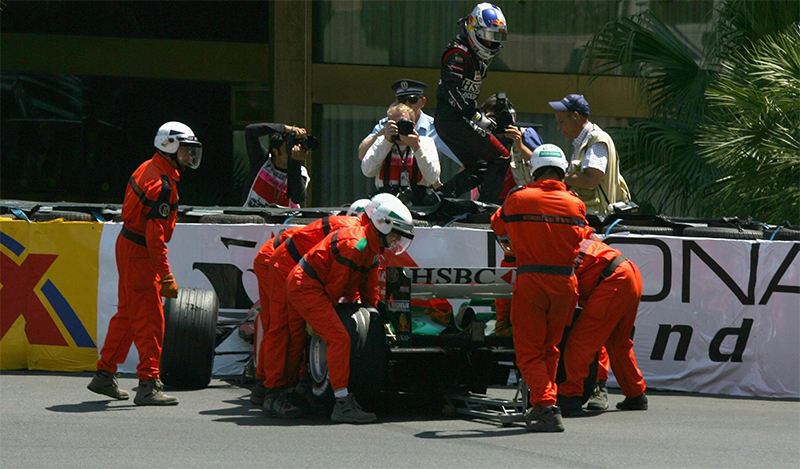 Christian Klien bate sua Jaguar na primeira volta do GP de Mônaco de 2004