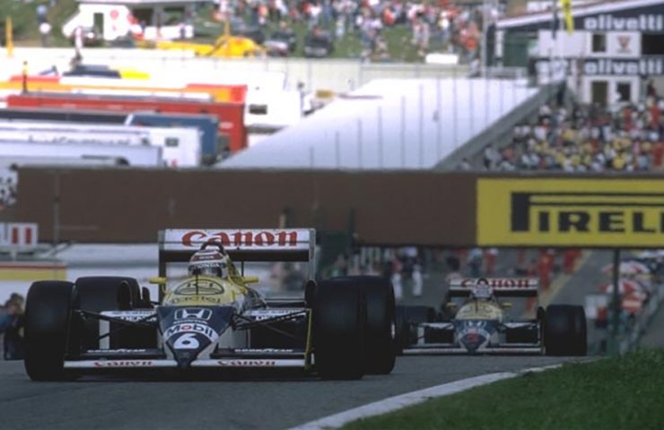 Piquet à frente do companheiro Mansell, em 1987