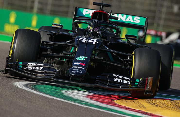 Até quando parece que está em situação difícil, Hamilton consegue virar o jogo