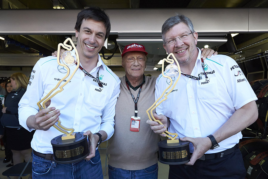 Ao lado de Toto Wolff e Niki Lauda , Ross Brawn celebra vitória da Mercedes no GP de Mônaco de 2013