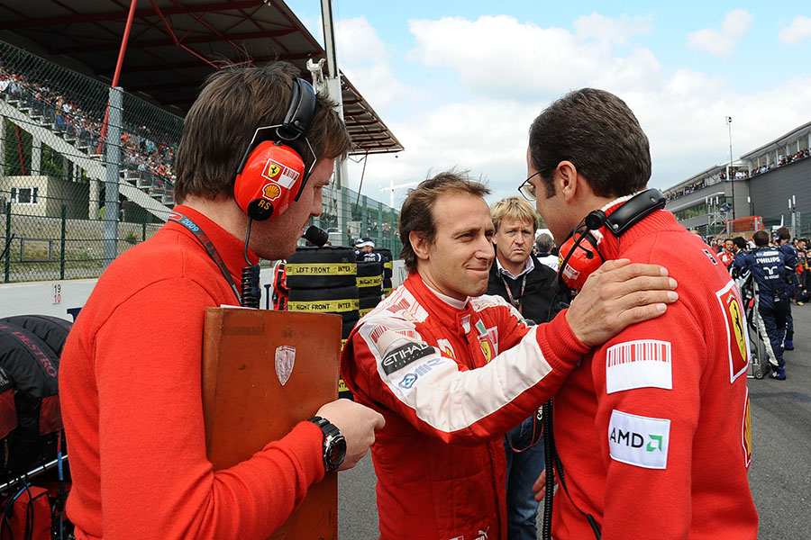 Badoer cumprimenta Domenicali, então chefe da Ferrari, no grid do GP da Bélgica