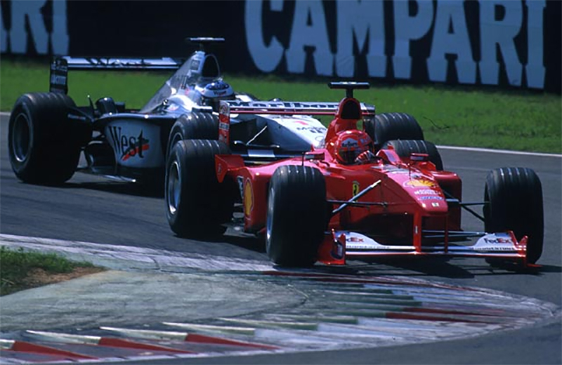 Schumacher segura Hakkinen durante o GP da Itália de 2000