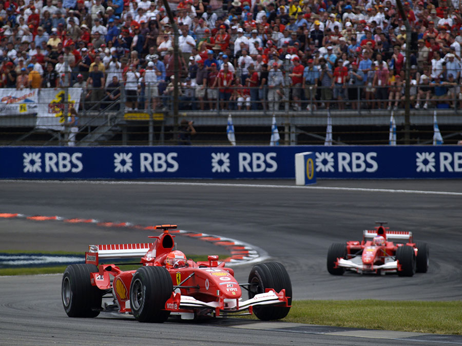 Com apenas seis carros na pista, público em Indianápolis teve que se contentar com a briga particular de Schumacher e Barrichello em ano de baixa da Ferrari