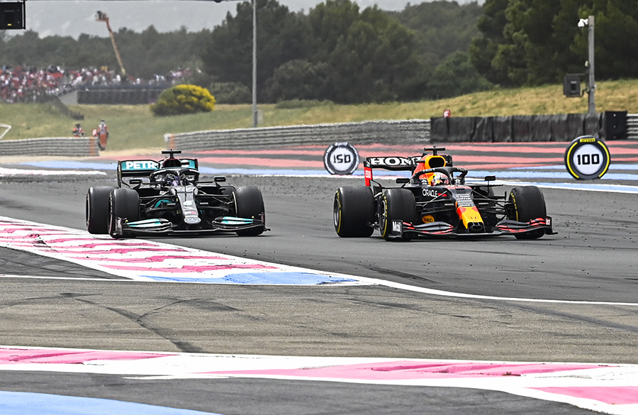 Hamilton e Verstappen brigam pela vitória no GP da França de 2021