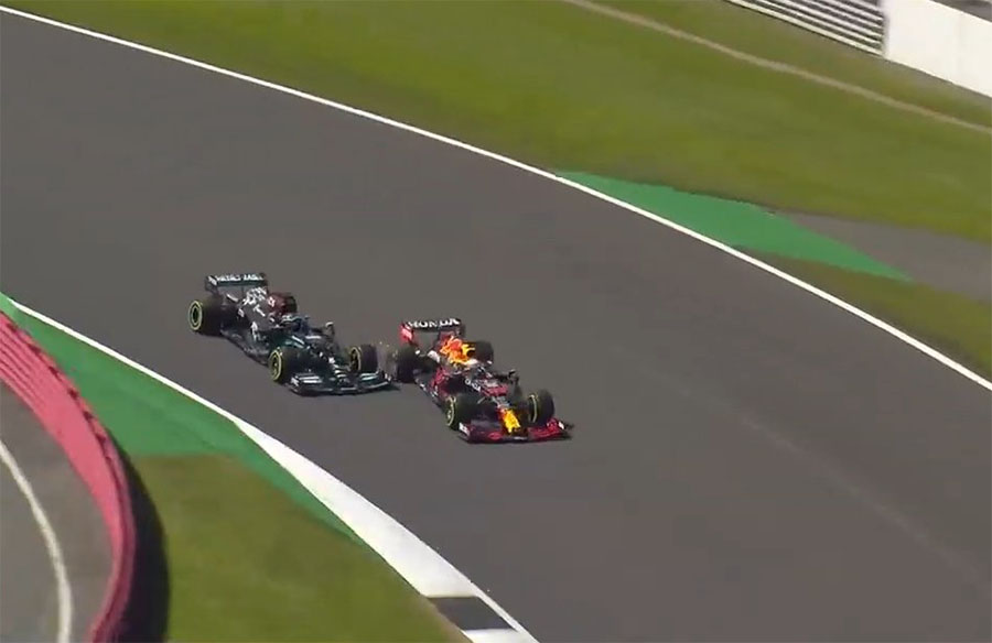 Verstappen e Hamilton dividem curva em Silverstone
