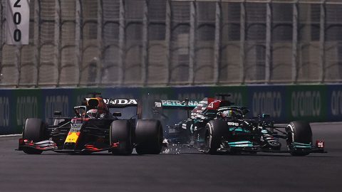 Imagem sobre Entenda o estranho acidente entre Verstappen e Hamilton em Jeddah