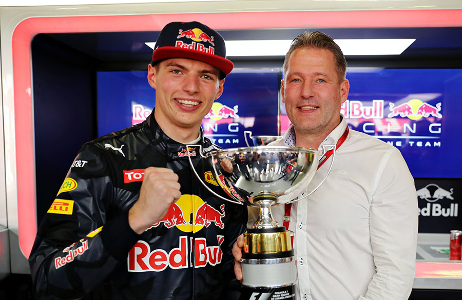 Max e Jos Verstappen, após a primeira vitória de Max na F1, em 2016