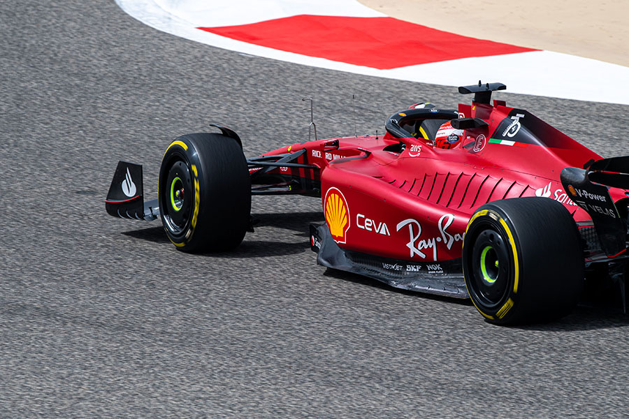 Ferrari de 2022 com novas rodas de 18 polegadas e calotas que acrescentaram peso ao modelo