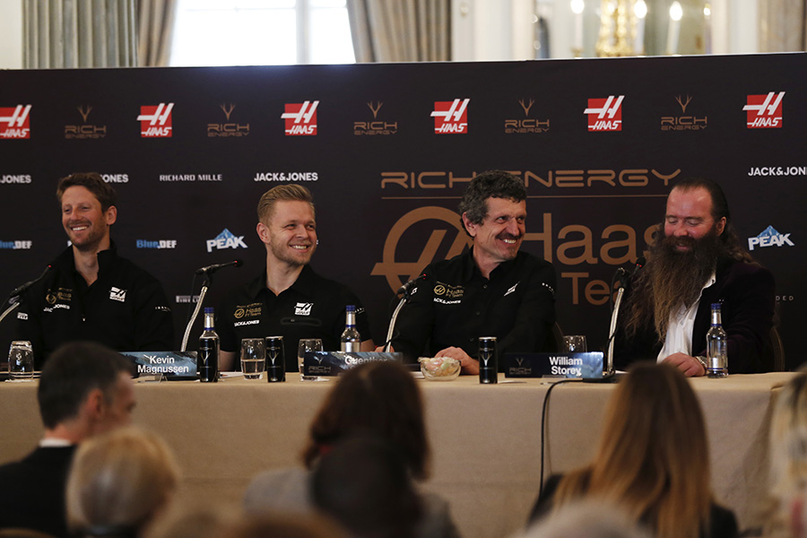 Pilotos da Haas em 2018, Romain Grosjean e Kevin Magnussen, ao lado do chefe da equipe, Guenther Steiner, e o proprietário da Rich Energy, William Storey