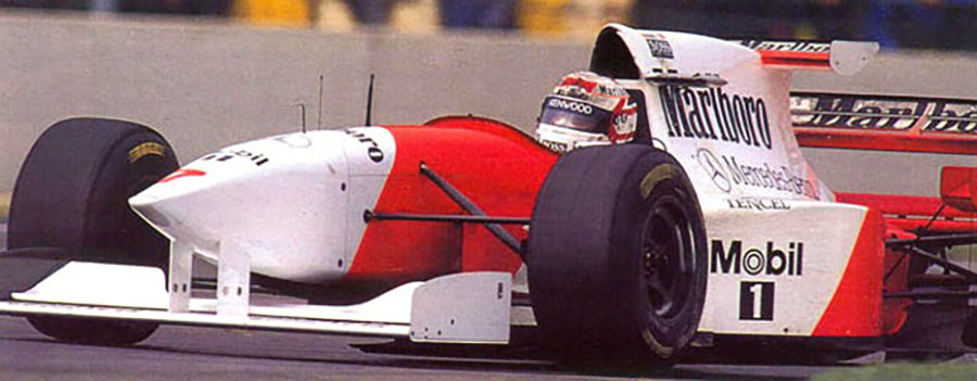 Nigel Mansell até tentou um retorno à F1, mas o cockpit da McLaren ficou pequeno lara o Leão