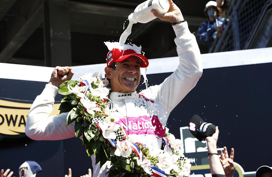 Helio Castroneves celebra vitória na Indy 500 de 2021