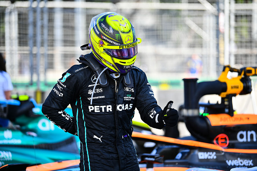 Hamilton sai de sua Mercedes sentindo fortes dores nas costas após o GP do Azerbaijão por conta do porpoising e batidas do carro no asfalto 
