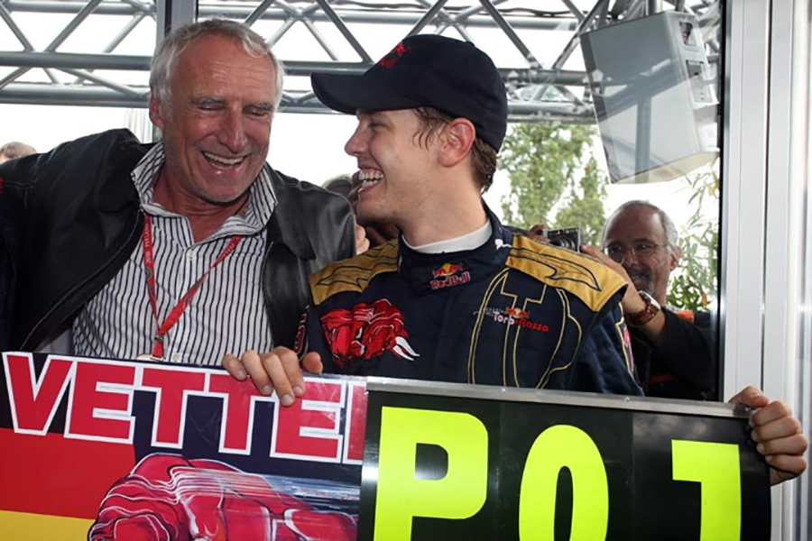Proprietário da Red Bull, Dietrich Mateschitz, e Sebastian Vettel celebram vitória no GP da Itália de 2008