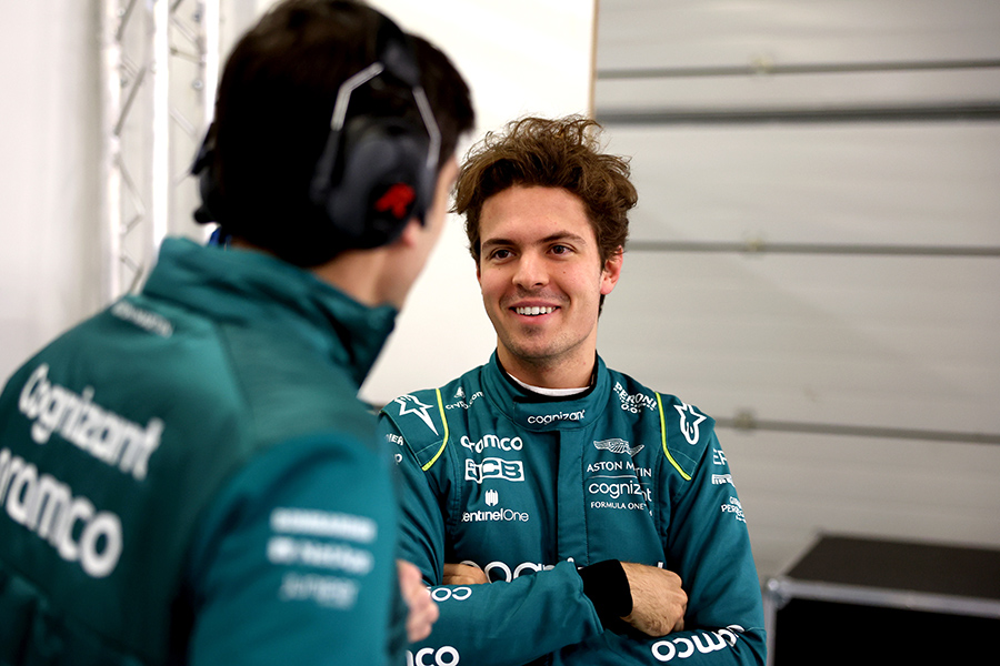 Drugovich conversa com integrante da equipe Aston Martin durante teste em Silverstone