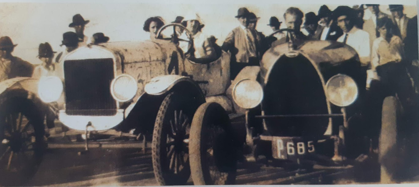 No carro à direita, uma Bugatti, Romoaldo Negrelli e Arthur Abrigato posam no circuito de Rio Preto