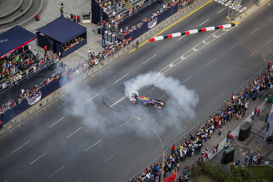 Carlos Sainz faz apresentação em 2015 com carro antigo da Red Bull nas ruas de Lima, no Peru