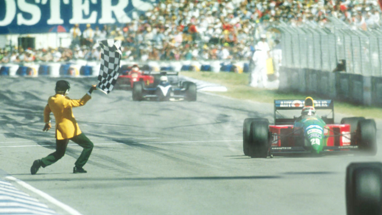 Dix dá bandeira quadriculada do GP da Austrália de 1990