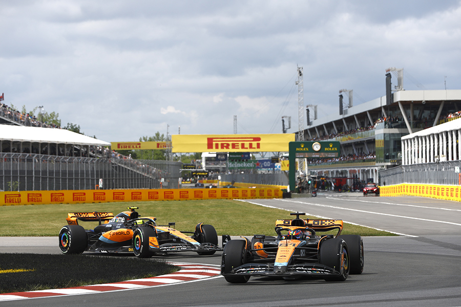 Oscar Piastri à frente do companheiro Lando Norris durante o GP do Canadá (Foto: Zak Mauger/McLaren)