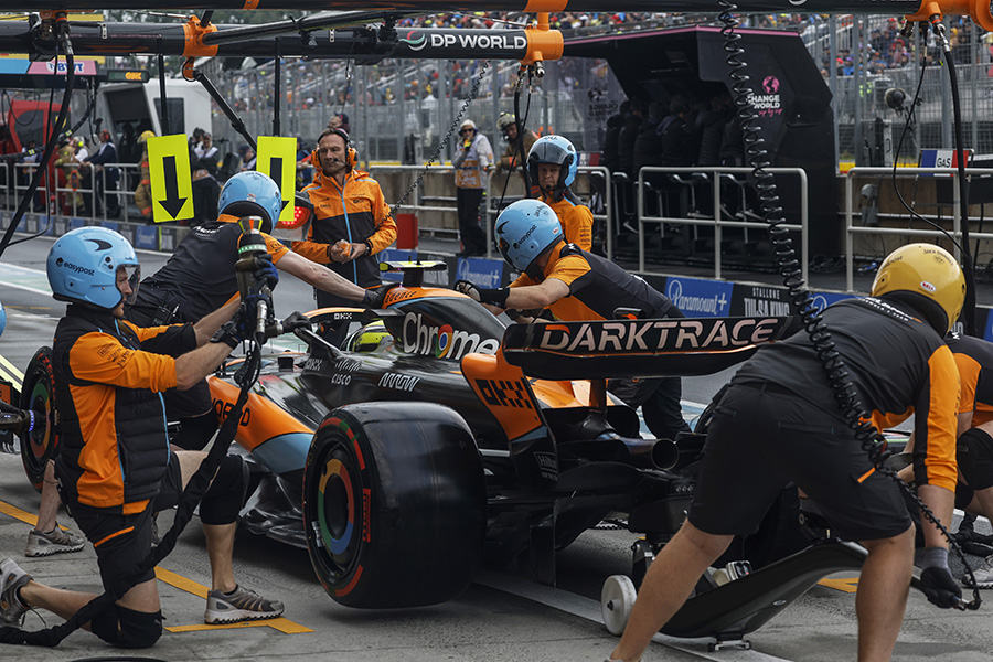 Equipe McLaren realiza a troca de pneus no carro de Lando Norris durante o GP do Canadá de 2023 (Foto: Glenn Dunbar/McLaren)