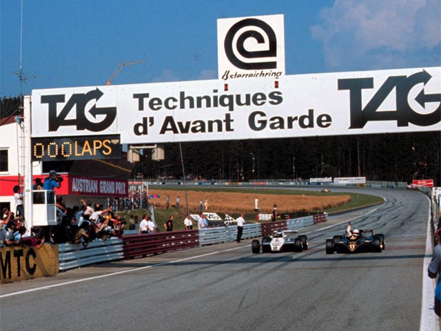 De Angelis e Keke Rosberg protagonizaram chegada bastante acirrada no GP da Áustria de 1982 (Foto: Arquivo Williams)