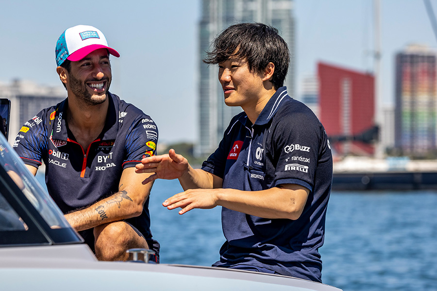 Ricciardo ao lado do novo companheiro de equipe, Tsunoda, em evento em Miami 