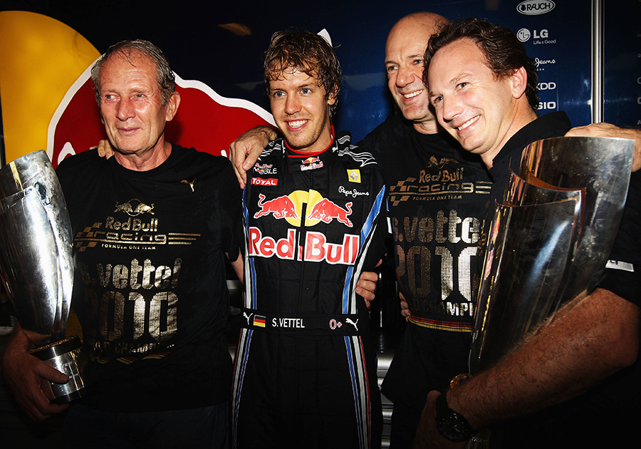 Helmut Marko, Sebastian Vettel, Adrian Newey, Christian Horner celebram o primeiro título da Red Bull na F1, em 2010 (Foto: Paul Gilham/Getty Images / Red Bull Content)