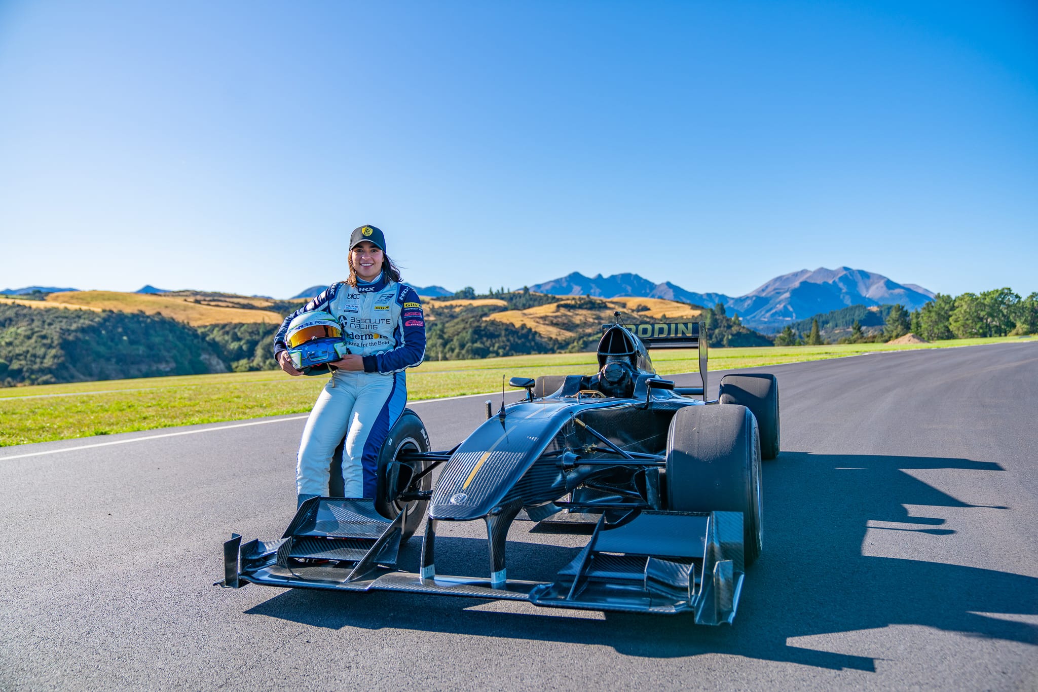  Jamie Chadwick esteve na sede da Rodin na Nova Zelândia e testou os carros da marca na pista particular da empresa 