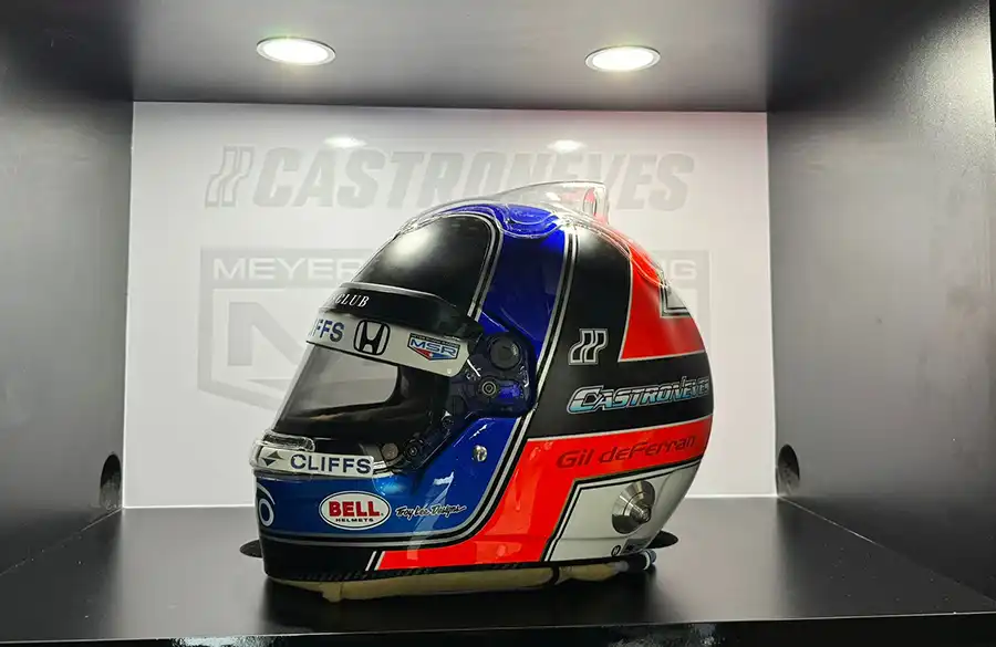 Imagem sobre Castroneves homenageia De Ferran em capacete na Indy 500